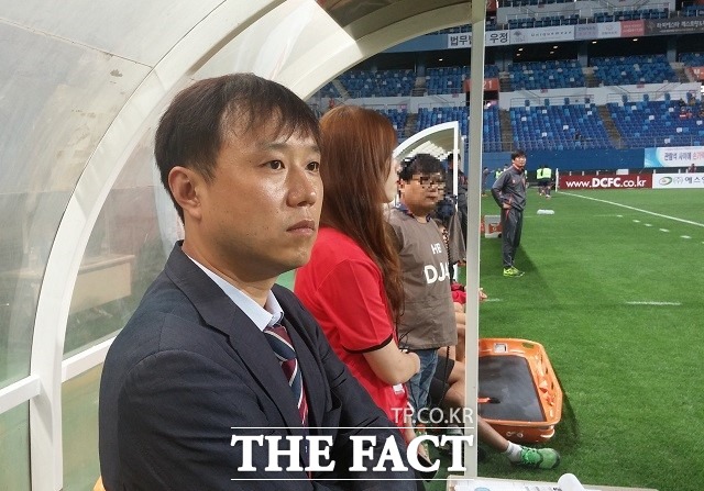 매치 코디네이터! 신명준 한국프로축구연맹 리그운영팀장이 23일 열린 대전-포항전에서 경기장을 바라보고 있다. / 대전월드컵경기장 = 이현용 기자