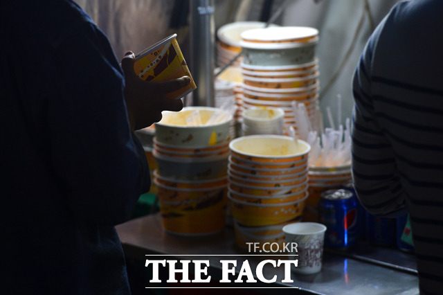 추석 연휴를 앞둔 날이지만 컵밥집 한 귀퉁이에는 수험생들의 저녁 식사 흔적이 남아있다.
