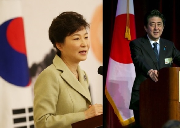박근혜 대통령과 아베 신조(安倍晋三) 일본 총리가 현지에서 대화를 나눴다고 NHK 등 일본 언론들이 28일 보도했다./청와대 제공