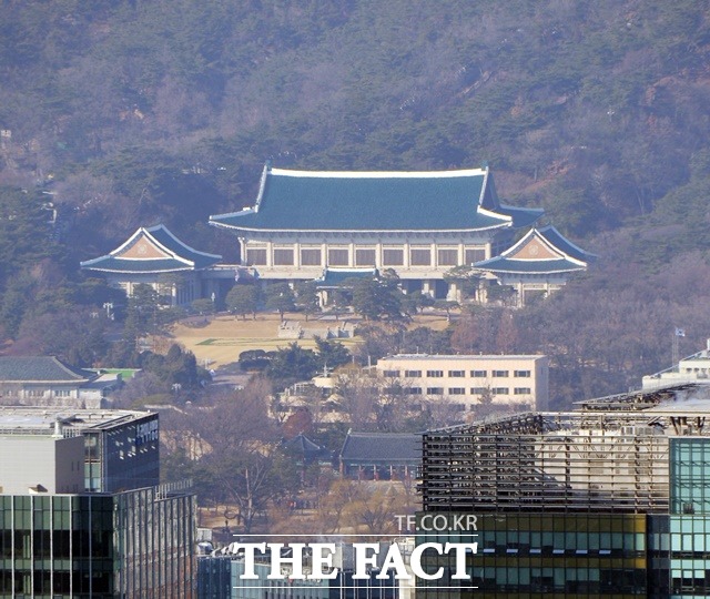 청와대는 30일 여야 대표가 지난 28일 추석 회동에서 합의한 안심번호 국민공천제와 관련해 민심왜곡·조직선거·세금공천 등 우려스러운 점이 한두 가지가 아니라면서 정면 비판했다./이효균 기자