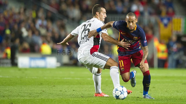 꼭 뚫는다 FC 바르셀로나 네이마르 다 실바(오른쪽)가 30일 열린 레버쿠젠전에서 드리블하고 있다. / FC 바르셀로나 홈페이지