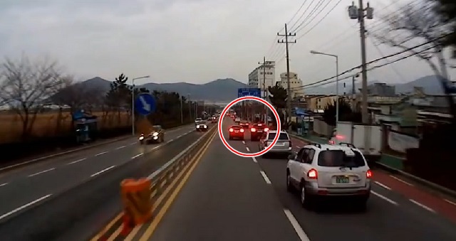 사소한 다툼으로 사고까지 난 영상이 눈길을 끌고 있다./유튜브 ycre5075 영상 화면 갈무리