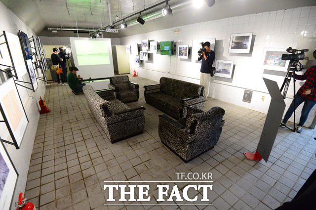 VIP 룸 VIP가 사용했을 것으로 추정되는 20여 평의 공간에는 화장실과 샤워장 등이 마련돼 있었으며, 중간에는 호피 무늬 소파가 놓여 있었다. /여의도=배정한 기자