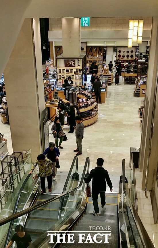 매장 직원들 역시 아웃도어 행사장만 복잡할 것이라 말한다.