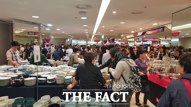 한국 블랙프라이데이 행사가 진행된 롯데백화점 본점 9층엔 수천 명의 고객들이 몰려 발 디딜 틈이 없었다.
