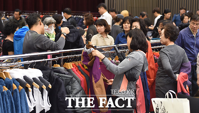 매장 직원들의 설명대로 10층 문화홀에서 열리는 아웃도어 행사장엔 방문한 고객들로 인산인해를 이루고 있다./이새롬 기자