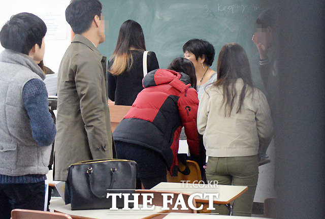 취재 사양할게요 수업을 마친 전 교수는 취재진을 피해 마스크로 얼굴을 가린 채 강의실을 빠져 나왔다./이효균 기자