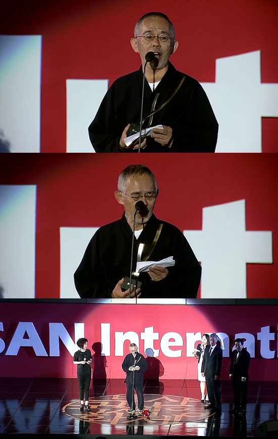 스즈키 토시오, 아시아영화인상 수상. 스튜디오 지브리의 스즈키 토시오가 제20회 부산국제영화제 개막식에서 아시아영화인상을 받았다. /제20회 BIFF 생중계 화면 캡처