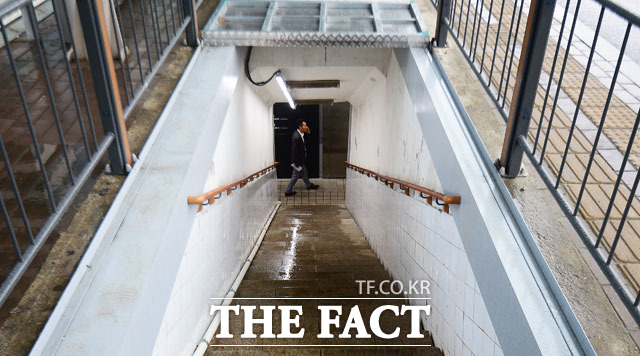 제1출입구 이날 개방된 비밀벙커 제1출입구를 기준으로 왼편에는 180여 평의 공간이, 오른편에는 20여 평의 공간이 있었다. /여의도=배정한 기자