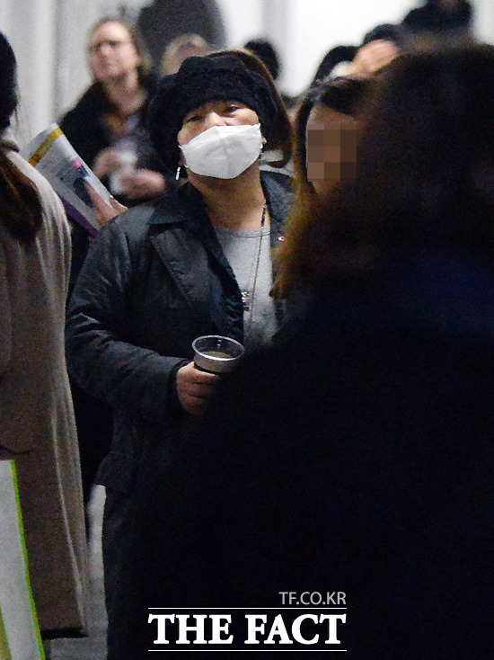 지난 3월 13일 강의를 끝내고 <더팩트> 취재진을 보자 얼굴을 가리고 피하는 전효선 교수./이효균 기자