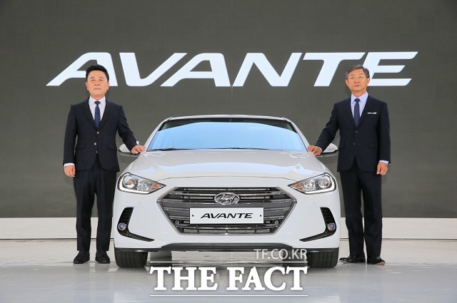 아반떼는 신형 모델 5667대를 포함해 지난달 국내 시장에서 모두 8583대가 판매되며 8월에 이어 2개월 연속 자사 차종별 판매 1위에 오르는 쾌거를 이뤘다. 곽진 현대차 국내영업본부장(부사장), 양웅철 부회장