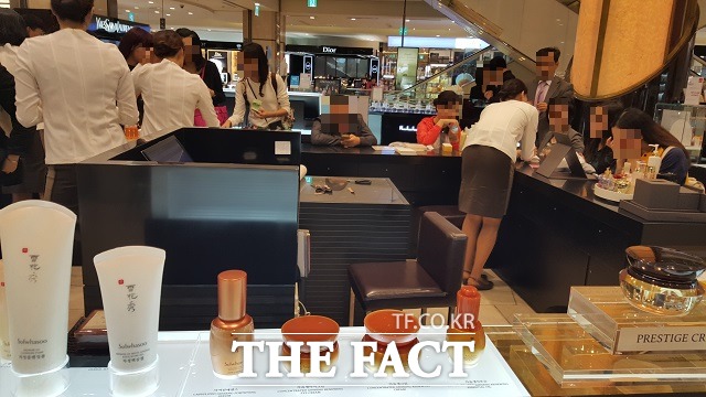 아모레퍼시픽의 주력 브랜드 설화수 매장을 가득 채운 유커