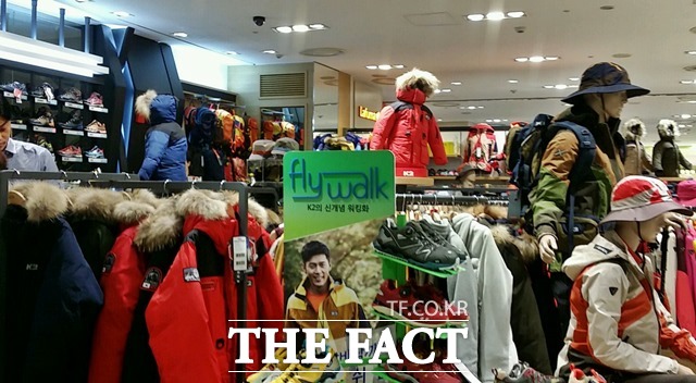 이외에 다른 의류 매장 역시 고객들의 인기척을 찾아볼 수 없다.