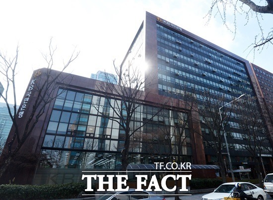 1일 금융권에 따르면 KB국민은행의 직원이 10년간 사설업체로부터 약 1억 원의 뇌물을 받아온 사실이 적발됐다./더팩트DB