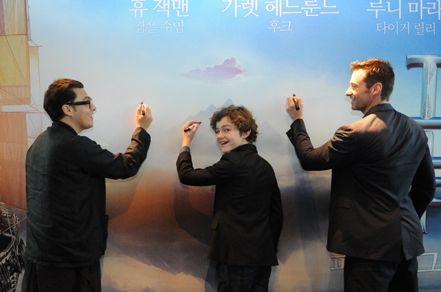 기자회견이 끝나고 포토월에 싸인하고 있는 팬의 감독 조 라이트와 배우 리바이 밀러, 휴 잭맨(왼쪽부터). 밀러의 개구진 표정이 눈에 띈다. /워너브러더스코리아 제공