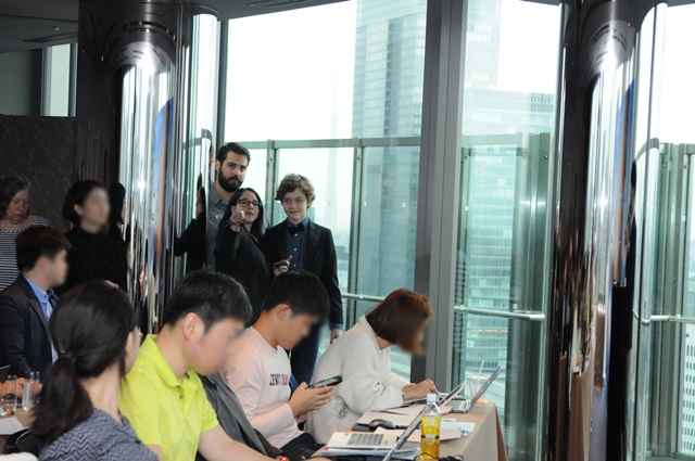 현장 관계자에게 설명을 듣고 있는 리바이 밀러. 그는 2002년생으로 올해 13살이다. /워너브러더스코리아 제공