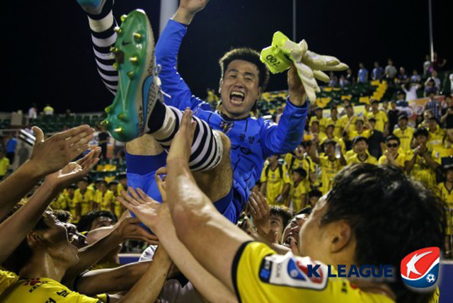 클래스는 영원하다! 김병지는 46세의 나이에도 여전한 실력을 뽐내고 있다.