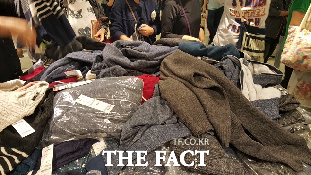 의류 제품의 경우 비닐포장이 다 뜯긴 채 여기저기 너부러져 새 상품인지 중고품인지 구분하기 어려웠다.
