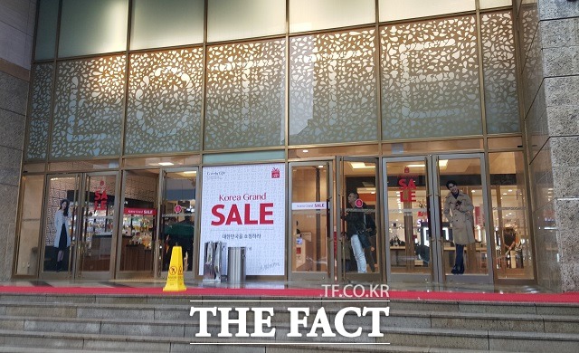 기대와 다른 한국 블랙프라이데이 지난달 초부터 유통업계를 들썩였던 한국 블랙프라이데이에 대한 기대를 안고 1일 롯데백화점 본점을 찾은 소비자들이 상품구성에 실망, 반찬은 많은 데 먹을 게 없다는 불만을 내비쳤다. /소공동=변동진 기자