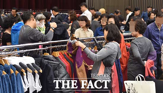 명동 신세계백화점 10층 문화홀에 마련된 아웃도어 행사장은 방문한 고객들로 북적이고 있었다. 하지만 그 외의 다른 매장은 한산한 분위기였다. /이새롬 기자