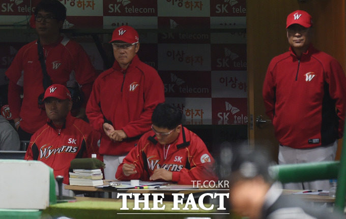 치열한 5강 싸움을 벌이고 있는  SK 김용희 감독(오른쪽)이 9회말 9-2로 리드를 당하며 패색이 짙어지자 침통한 표정으로 경기를 지켜보고 있다.
