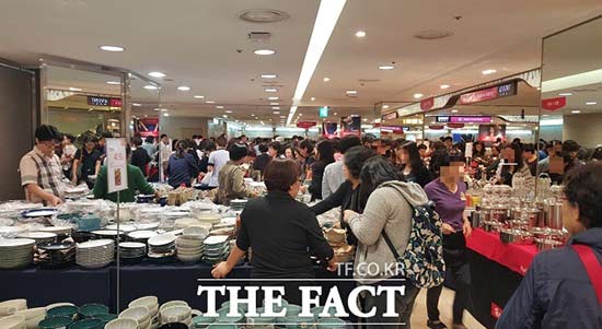 한국 블랙프라이데이 행사가 진행된 롯데백화점 본점 9층엔 수천 명의 고객들이 몰려 발 디딜 틈이 없었다.