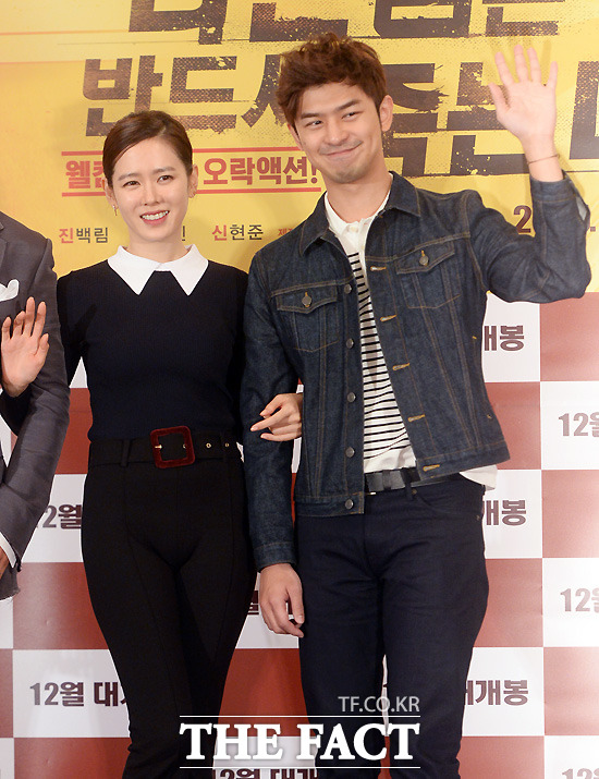 나쁜놈은 반드시 죽는다 주연배우 손예진(왼쪽)과 진백림. 손호 감독은 손예진이 출연한 것을 여전히 믿을 수 없다고 표현했다. /부산=이효균 기자