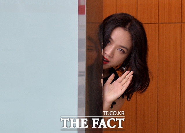 진지하게 안녕 탕웨이가 자신을 촬영하는 취재진에게 손인사를 전하고 있다. /부산=문병희 기자