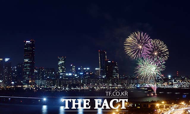 2015 서울세계불꽃축제가 3일 저녁 서울 여의도에서 펼쳐진 가운데 화려한 불꽃이 서울 하늘을 수놓고 있다./임영무 기자