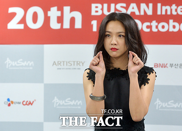 진지한 손하트 탕웨이가 익살스러운 표정으로 포토타임에 임하고 있다. /부산=문병희 기자