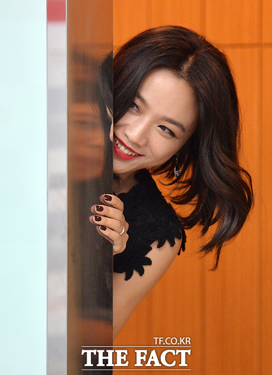 중화권 스타 탕웨이. 탕웨이가 3일 오후 동서대학교 센텀 캠퍼스에서 가진 인터뷰에 앞서 취재진에게 장난을 치고 있다. /부산=문병희 기자