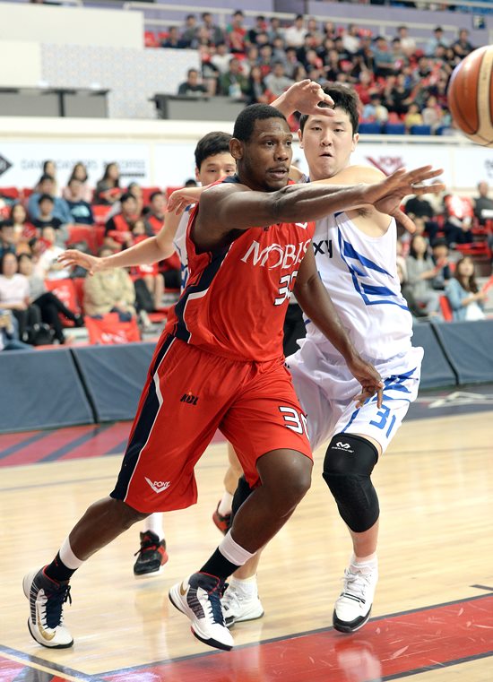 빅터 결승 3점포! 울산 모비스가 3일 열린 서울 삼성과 홈 경기에서 83-82로 이겼다. / KBL 제공