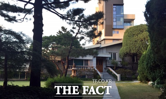 현대차그룹 관계자는 이날 다른 친척분들의 방문 없이 직계 가족들끼리 치러질 것이라고 말했다.