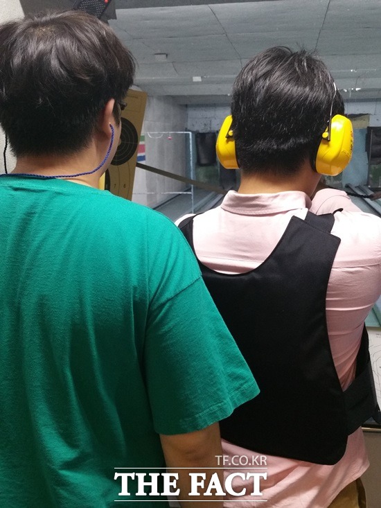 5일 오후 서울 양천구 목동의 한 실내사격장에서 관리자는 사격 시작부터 끝까지 만일의 사태에 대비했다./목동=신진환 기자