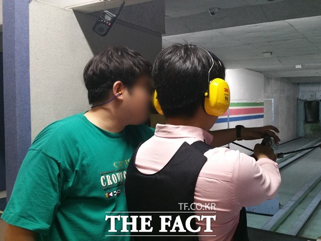 5일 오후 서울 양천구 목동의 한 실내사격장에서 관리자가 사격에 앞서 안전수칙 등을 설명하고 있다./목동=신진환 기자