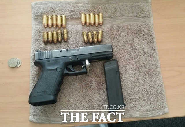 지난 3일 부산의 한 실내사격장에서 홍모(29·구속) 씨가 여주인을 흉기로 찌르고 권총 1정과 실탄 19발을 훔쳐 달아났다 경찰에 붙잡혔다. 이 때문에 사설 사격장 관리 실태가 도마에 올랐다. 사진은 홍 씨가 탈취한 45구경 권총 1정과 실탄 19발./부산지방경찰청 제공
