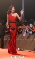 [TF클릭] 이태임, '레드카펫보다 붉은 정열적인 드레스'