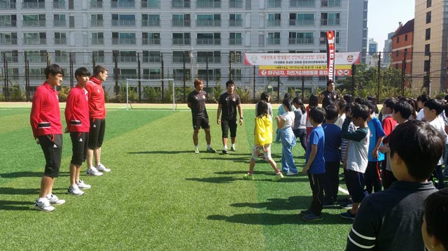 FC서울, 언북초 방문 FC서울 오스마르, 박용우, 김민혁이 5일 K리그 축구의 날을 맞아 서울 언북초등학교를 방문했다. / FC서울 제공