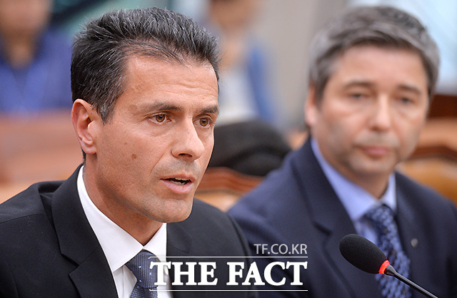 국토교통위원회 종합감사에 증인으로 출석한 디미트리스 실라키스 벤츠코리아 대표가 지난달 논란이 불거진 골프채 파손 동영상 공개에 진땀을 뺏다. / 국회 = 문병희 기자