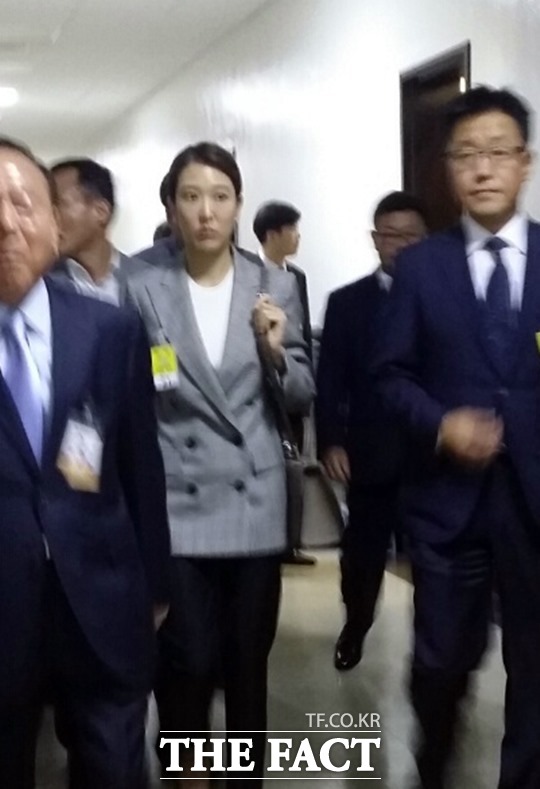 임상민 상무가 산업통상자원위원회 회의실로 향하고 있다.