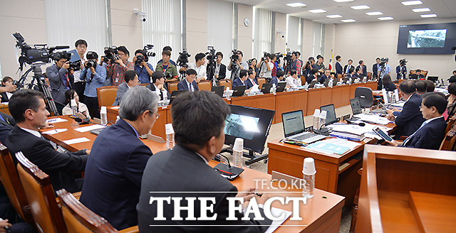 증인석 앞에 별도로 놓인 노트북으로 골프채 파손 동영상을 지켜 본 실라키스 대표는 당황하는 기색을 감추지 못했다.