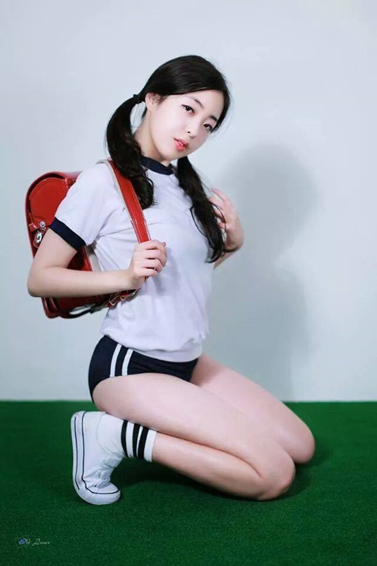 남성잡지 맥심 모델 정두리. 정두리가 8일 자신의 트위터에 아이유 장기하의 열애와 관련 아이유를 비난하는 글을 올려 논란을 사고 있다. /정두리 페이스북