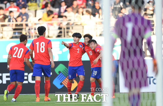 한국의 지언학(오른쪽)이 전반 선취골을 터뜨리고 동료들과 기뻐하고 있다.