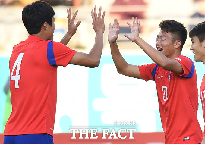 한국 지언학이 전반 선취골을 성공시키고 하이파이브를 나누고 있다.