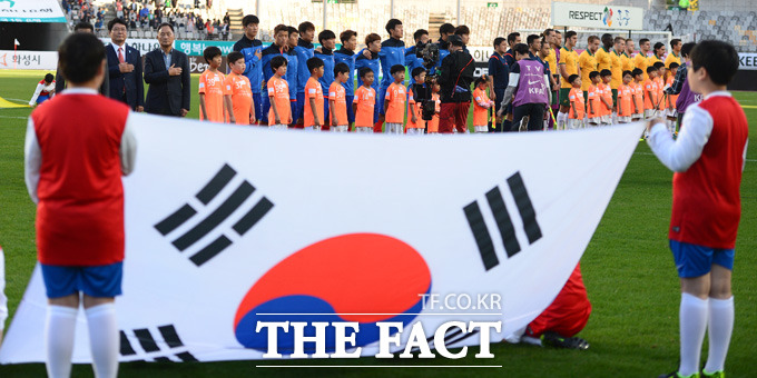 한국-호주 선수들이 경기 전 애국가 제창을 하고 있다.