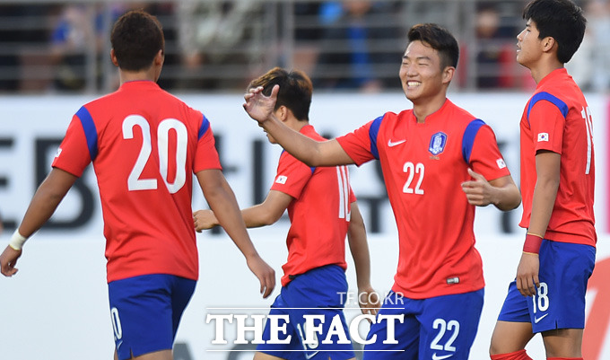 한국 지언학이 전반 선취골 성공시키고 기뻐하고 있다.