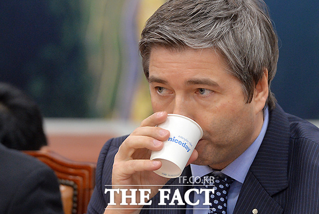 이날 종합감사에서 의원들의 다양한 질의가 이어졌지만, 쿨 사장은 현재 정부와 긴밀하게 협조해 조사를 진행하고 있다. 조사결과가 나오는 데로 구체적인 해결방안을 제시하겠다라는 똑같은 답변을 내놨다.