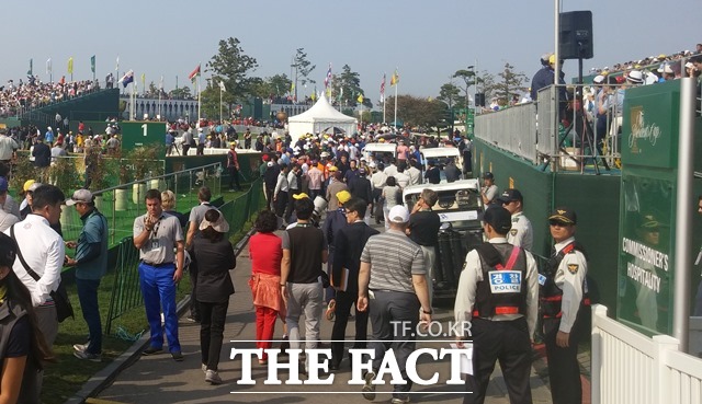 1만 8000명 갤러리! 인천 송도에는 골프 스타들을 보기 위해 1만 8000여 명의 팬들이 모였습니다.