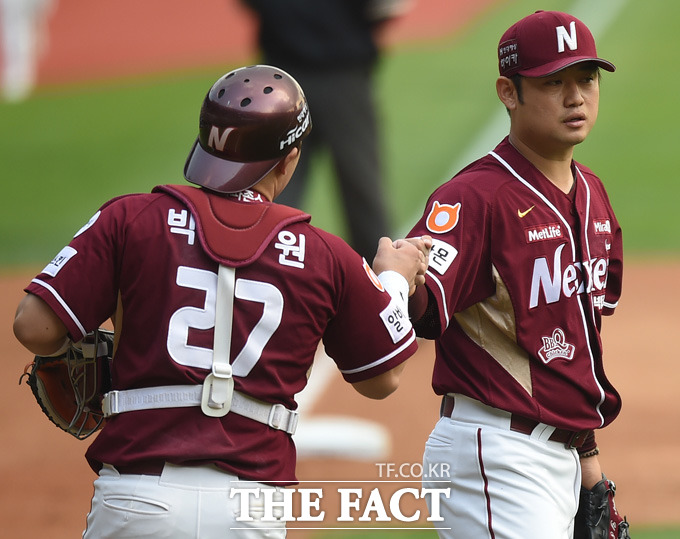 넥센 손승락이 6회말 구원 등판해 두산 오재원을 내야땅볼로 처리하고 포수 박동원과 하이파이브를 하고 있다.