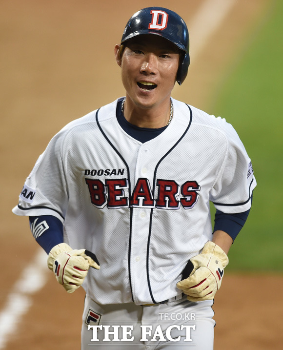 두산 고영민이 팀이 2-3으로 리드를 당한던 9회말 2사 만루서 김현수의 밀어내기 볼넷으로 득점에 성공하며 승부를 원점으로 돌리자 환호하고 있다.
